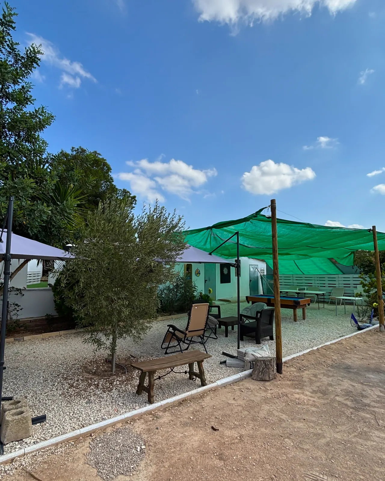 Zona de juegos con mesa de billar y mobiliario exterior