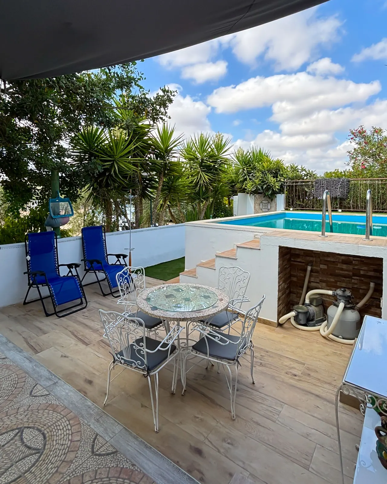 Terraza con mesa de comedor y piscina en el mismo nivel